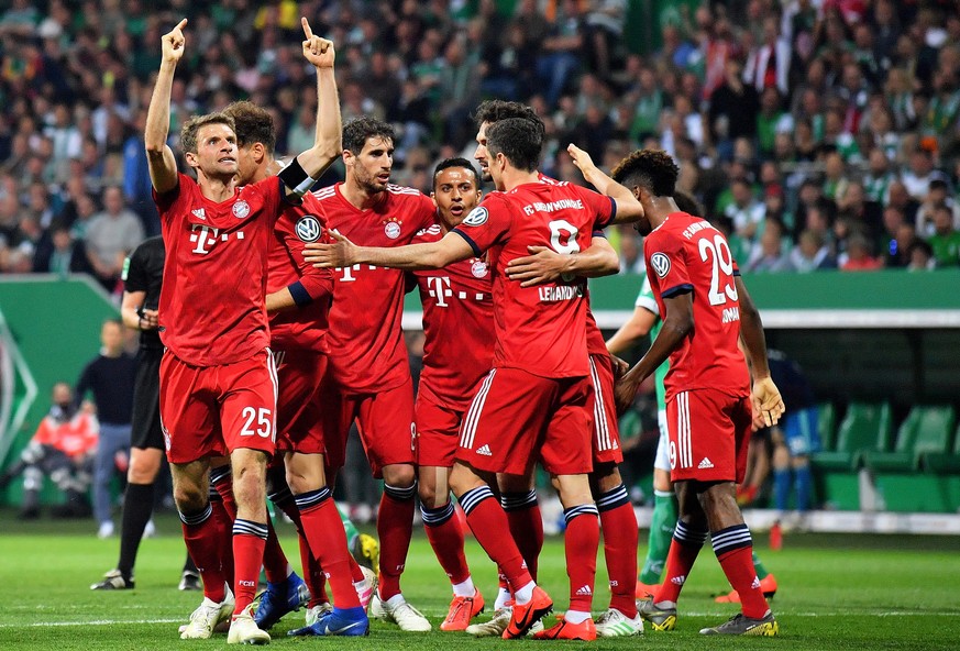 epa07525972 Bayern&#039;s Thomas Mueller (L) celebrates with his teammates after scoring the 2-0 lead during the German DFB Cup semi final soccer match between Werder Bremen and FC Bayern Munich in Br ...