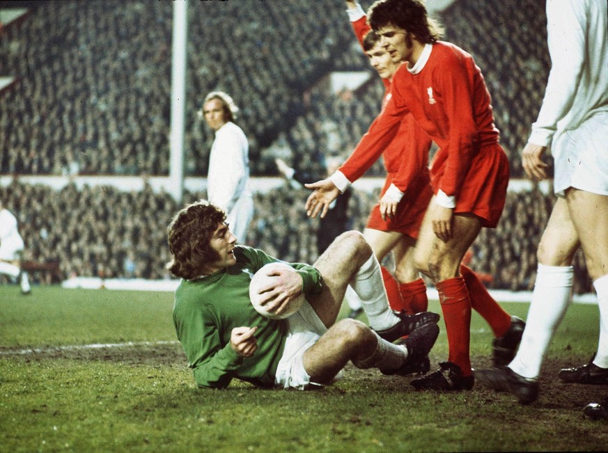 Bildnummer: 07990185 Datum: 10.04.1973 Copyright: imago/Colorsport
Pat Jennings (Tottenham) Peter Cormack (Liv) Liverpool FC v Tottenham Hotspur. 10/4/73. UEFA Cup semi final 1st leg. 1972 / 73 Seaso ...