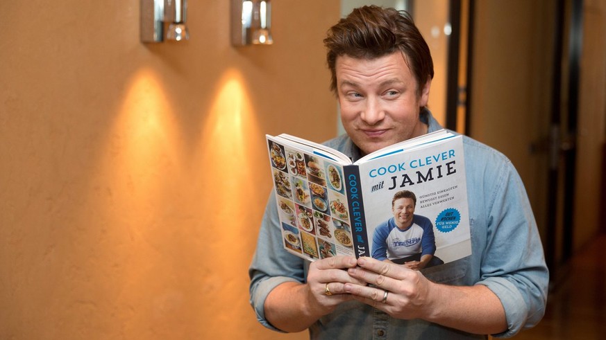 epa03959377 British celebrity chef Jamie Oliver presents his new cookbook &#039;Cook clever with Jamie&#039; in Berlin, Germany, 21 November 2013. Oliver&#039;s new book deals with the question of how ...
