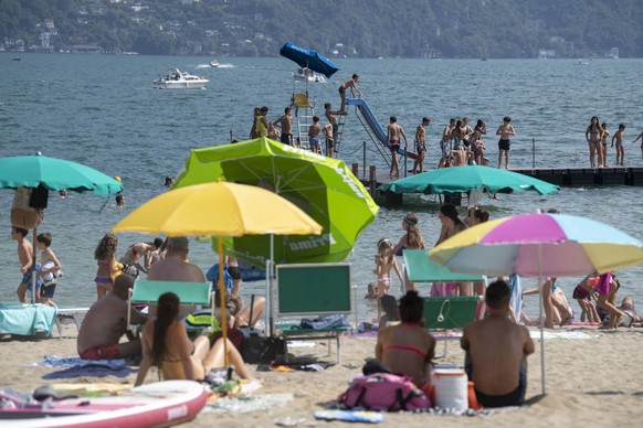 Badende suchen an diesem Hitzetag mit Temperaturen von ueber 30 Grad Abkuehlung im Luganersee am Mittwoch, 29. Juli 2020 bei Lugano. (KEYSTONE/Ti-Press/Davide Agosta)