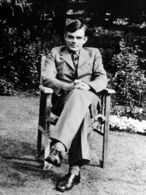 Der britische Mathematiker Alan Turing, ca. 1938. 
Von Autor unbekannt. &amp;quot;Public Domain&amp;quot; according to [1]. - https://berichtenuithetverleden.wordpress.com/2013/01/29/alan-turing-1912- ...