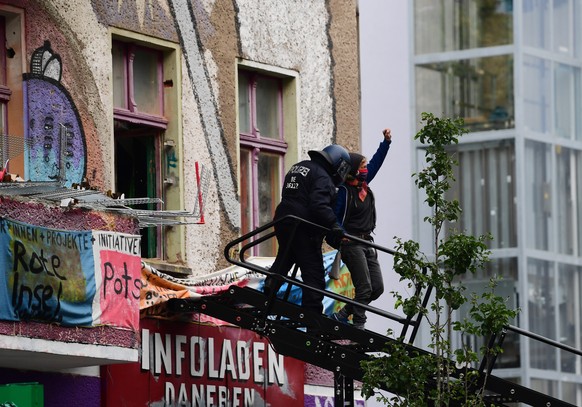epa08730946 Police officers in action during the eviction of the &#039;Liebig 34&#039; squat, at Friedrichshain district in Berlin, Germany, 09 October 2020. A local court ruled in favor of the evicti ...