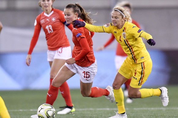 Swiss Malin Gut, left, fights for the ball against Romania&#039;s Ioana Bortan, right, during the UEFA Women&#039;s Euro 2021 Group H qualifying soccer match between Switzerland and Romania in Schaffh ...