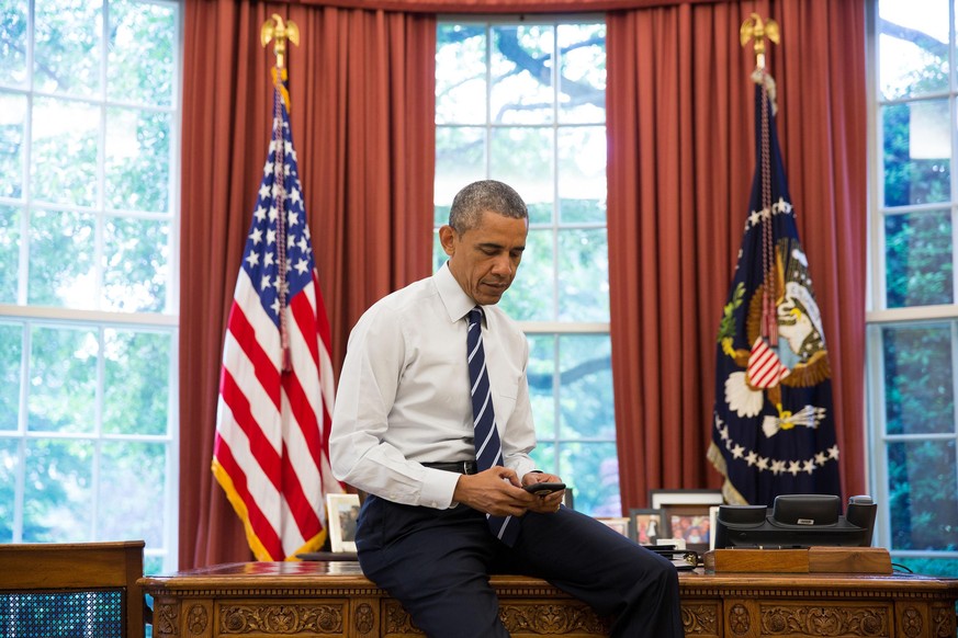 Barrack Obama, 44. US-Präsident, beim Twittern, 2015.