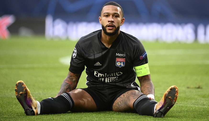Lyon&#039;s Memphis Depay reacts after missing a chance to score during the Champions League semifinal soccer match between Lyon and Bayern at the Jose Alvalade stadium in Lisbon, Portugal, Wednesday, ...