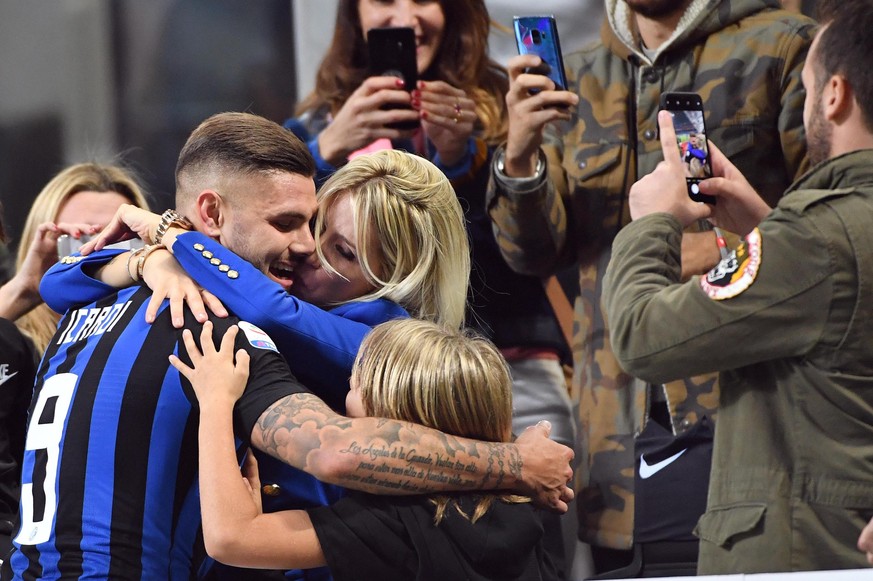 epa07110263 Inter Milan&#039;s forward Mauro Icardi (L) kisses his wife Wanda Nara at the end of the Serie A soccer match between Inter Milan and AC Milan at the Giuseppe Meazza stadium in Milan, Ital ...