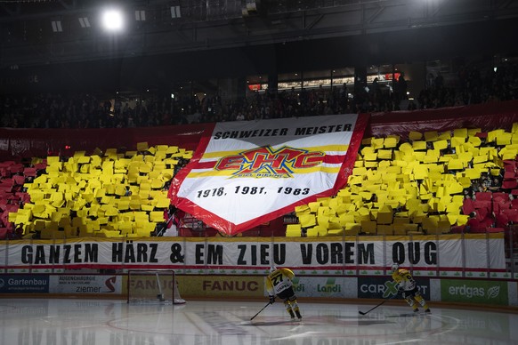 Bieler Fans zeigen eine Choreo im sechsten Eishockey Playoff-Halbfinalspiel der National League zwischen dem EHC Biel und dem SC Bern, am Samstag, 6. April 2019, in der Tissot Arena in Biel. (KEYSTONE ...