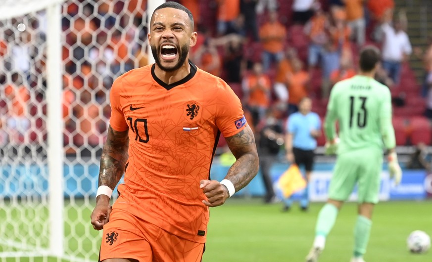 epaselect epa09280974 Memphis Depay of the Netherlands celebrates scoring the opening goal from the penalty spot during the UEFA EURO 2020 preliminary round group C soccer match between the Netherland ...