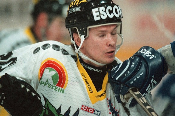 Slawa Bykov verfolgt gab am Donnerstag, 26. Februar 1998 anls. des Play Off 1/4 Finals Gotteron - Kloten , nach langer Verletzungspause sein Comeback und wurde gleich wieder an der Schulter maltraetie ...