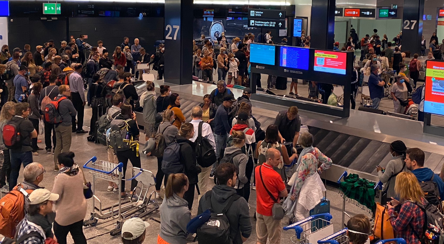 2-Meter-Abstand? Von wegen: Dicht gedrängt warten Passagiere am Flughafen Zürich auf ihr Gepäck.