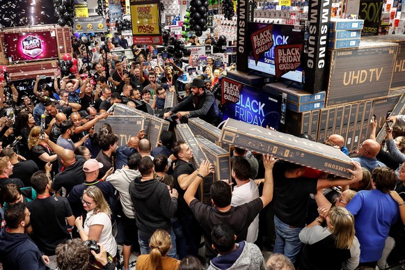 epa08032114 People buy televisions at a supermarket during a discount campaign prior to the Black Friday, in Sao Paulo, Brazil, 28 November 2019. EPA/Sebastiao Moreira