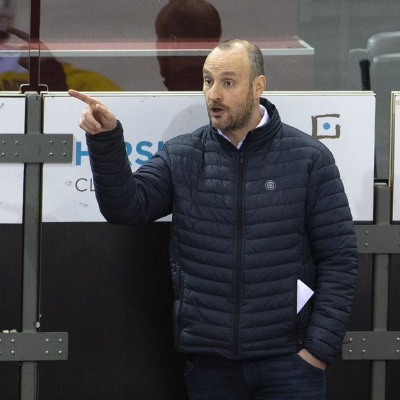Davos&#039; Head coach Christian Wohlwend gestures, during a National League regular season game of the Swiss Championship between Geneve-Servette HC and HC Davos, at the ice stadium Les Vernets, in G ...