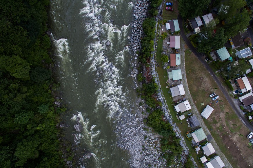 Der Fluss Maggia bei Avegno-Gordevio fuehrt nach den heftigen Regenfaellen der vergangenen Nacht viel Wasser, weshalb der anliegende Campingplatz Piccolo Paradiso vorsorglich evakuiert wurde. 
(KEYSTO ...