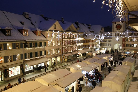 Einer der schoensten Weihnachtsmaerkte der Schweiz in der Altstadt von Willisau im Kanton Luzern ist am Freitag, 7. Dezember 2012, eroeffnet worden und dauert bis Sonntag 9. Dezember 2012. (KEYSTONE/U ...