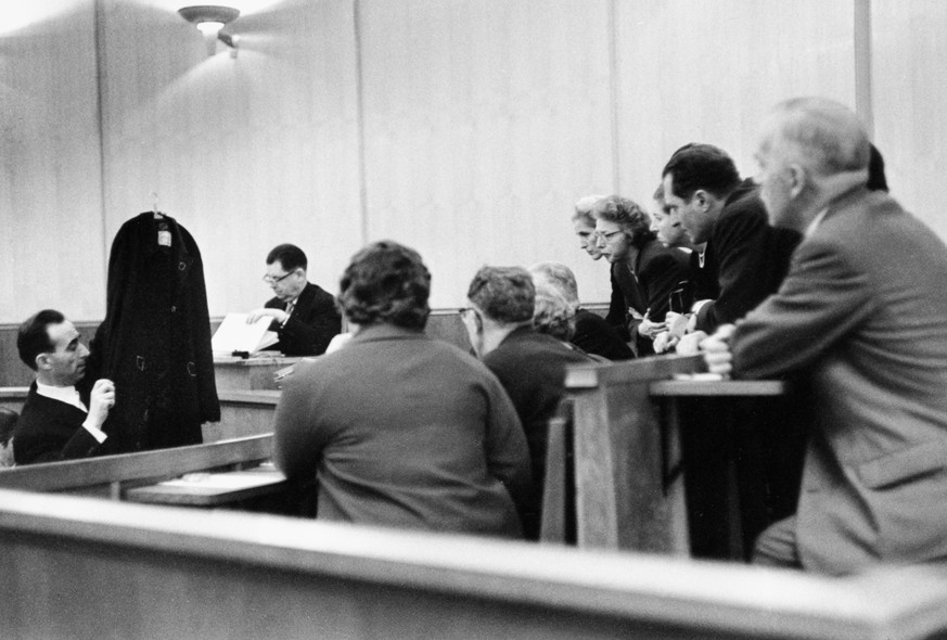 Pierre Hegg, Direktor des wissenschaftlichen Laboratoriums der Genfer Polizei, zeigt den Geschworenen im Prozess im Mordfall Zumbach gegen den Genfer Anwalt Pierre Jaccoud, der ab dem 18. Januar 1960  ...