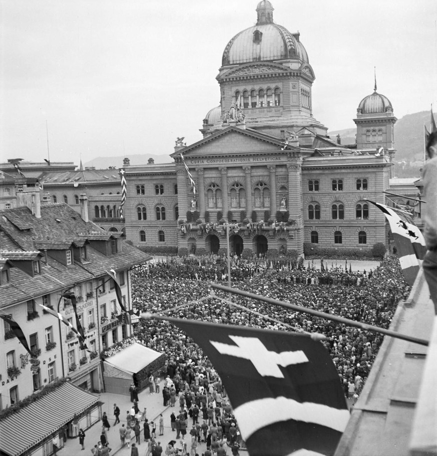 Bundesfeier auf dem Bundesplatz in Bern, aufgenommen am 1. August 1945. (KEYSTONE/PHOTOPRESS-ARCHIV/Walter Studer)
