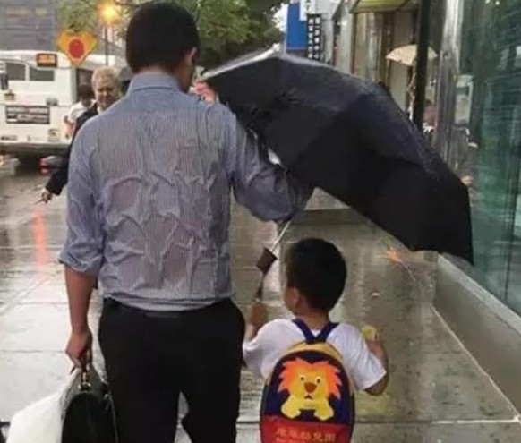 Vater schützt Sohn