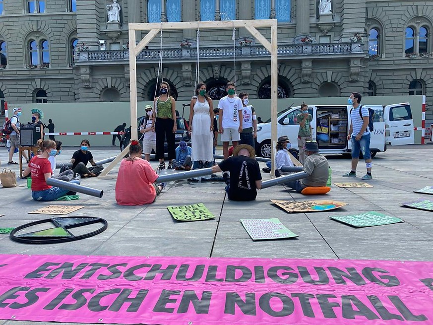 Mit einer symbolischen Aktion haben Aktivistinnen und Aktivisten von Extinction Rebellion am Samstag in Bern Bundesrat und Parlament aufgefordert, die Klima- und Biodiversit�tskrise abzumildern.