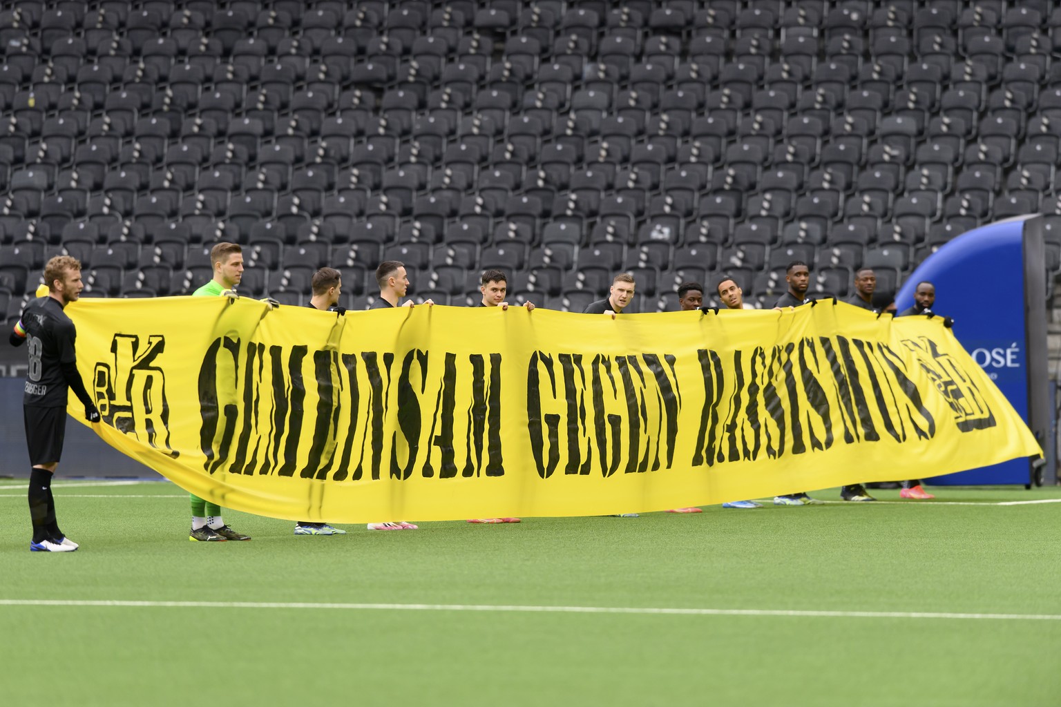 Die Spieler des BSC Young Boys halten ein Transparent mit der Aufschrift &quot;Gemeinsam gegen Rassismus&quot;, vor dem Fussball Meisterschaftsspiel der Super League zwischen dem BSC Young Boys und de ...