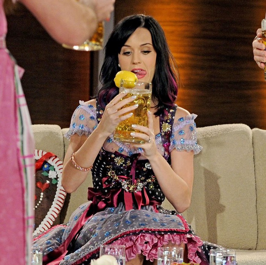 epa02370640 A picture made available on 03 October shows US singer Katy Perry holding a beer during the German TV show Wetten, dass...? (Lit:&#039;You bet&#039;) in Munich, Germany, 02 October 2010. T ...