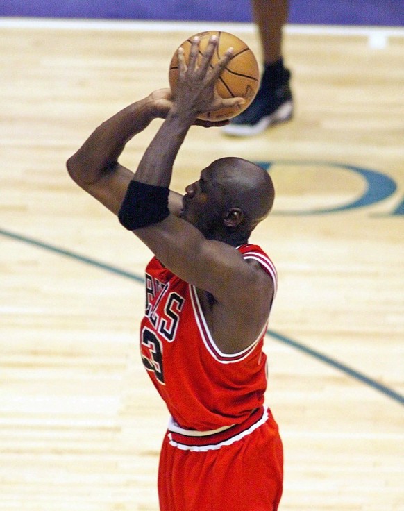 ARCHIVBILD ZUM KEYSTONE-SDA-TEXT ZU DEN CHICAGO BULLS --- This June 14, 1998 file photo shows Chicago Bulls guard Michael Jordan shooting the game-winning shot in the closing seconds of Game 6 of an N ...