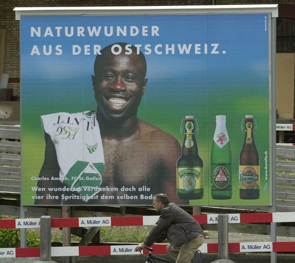 Charles Amoah, Stuermer beim FC St. Gallen, strahlt von einer Plakatwand herunter, gesehen am 28. Mai 2000 in St. Gallen. Charles Amoah wird von der Ostschweizer Getraenkefirma Thurella als &#039;Natu ...