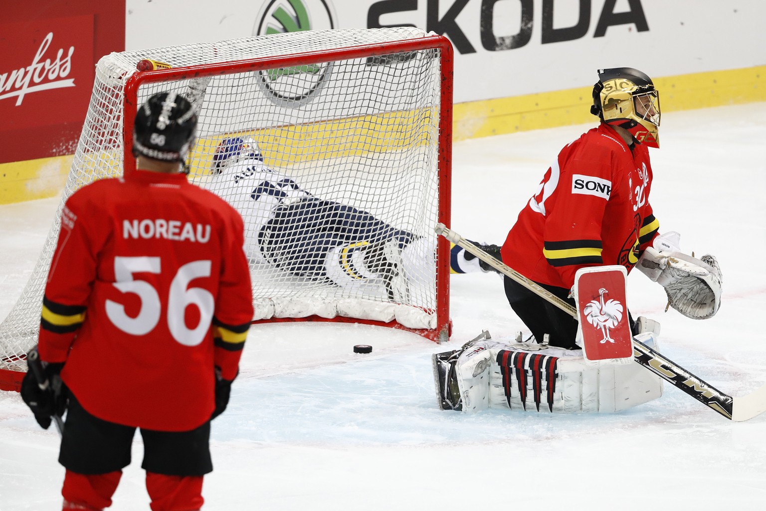 Munich&#039;s Keith Aucoin, back, scores the 1-1 against Bern&#039;s goalkeeper Leonardo Genoni, during the Champions Hockey League round of 16 match between Switzerland&#039;s SC Bern and Germany&#03 ...