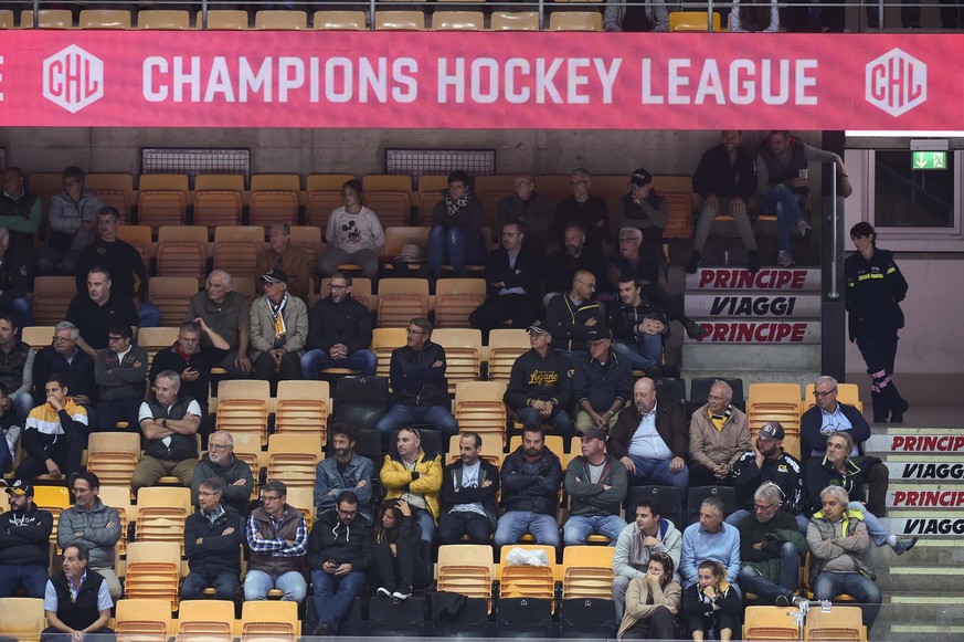 Fans during the Champions Hockey League match between Switzerland&#039;s HC Lugano and Finlands JYP Jyvaeskylae in Lugano, Switzerland, at the Corner Arena, October 9 2018. (KEYSTONE/Ti-Press/Davide  ...