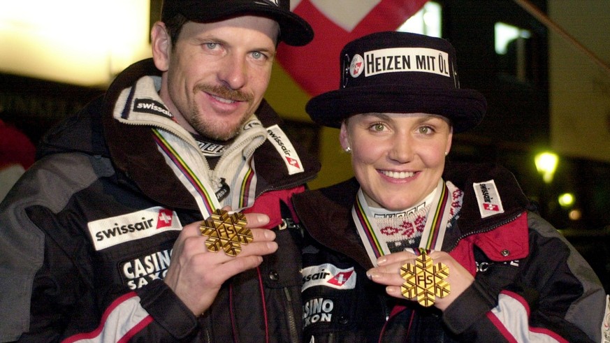 Sonja Nef, rechts, und Michael von Gruenigen zeigen am Freitagabend, 9. Februar 2001, im Rahmen einer Feier im Swiss House in St Anton stolz ihre Goldmedaillen. Nef gewann im Rahmen der Ski-Weltmeiste ...