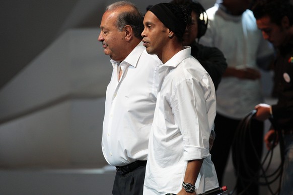 Ronaldinho Gaucho mit dem Mexikaner Carlos Slim, dem reichsten Menschen der Welt, bei der gestrigen Veranstaltung von seiner Firma Telmex Foundation.