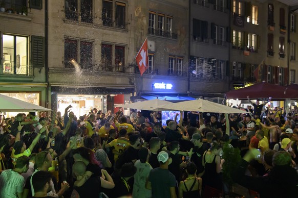 YB Fans jubeln nach dem 1-0 Sieg gegen den FC Sion, welcher YB den Meistertitel einbringt, am Freitag, 31. Juli 2020 auf den Strassen von Bern. (KEYSTONE/Anthony Anex)