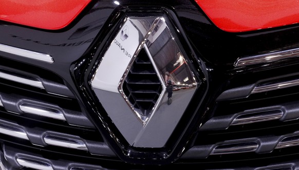 epa08935888 (FILE) - The Renault logo on a vehicle displayed during the International Motor Show Auto 2019 in Riga, Latvia, 13 April 2019 (reissued 13 January 2021). Groupe Renault CEO Luca de Meo wil ...