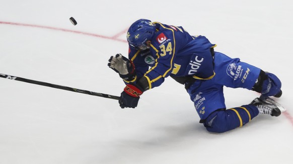 Sweden&#039;s Daniel Brodin tries to stop the puck during the Ice Hockey Channel One Cup match between Czech Republic and Sweden in Moscow, Russia, Sunday, Dec. 18, 2016. (AP Photo/Pavel Golovkin)