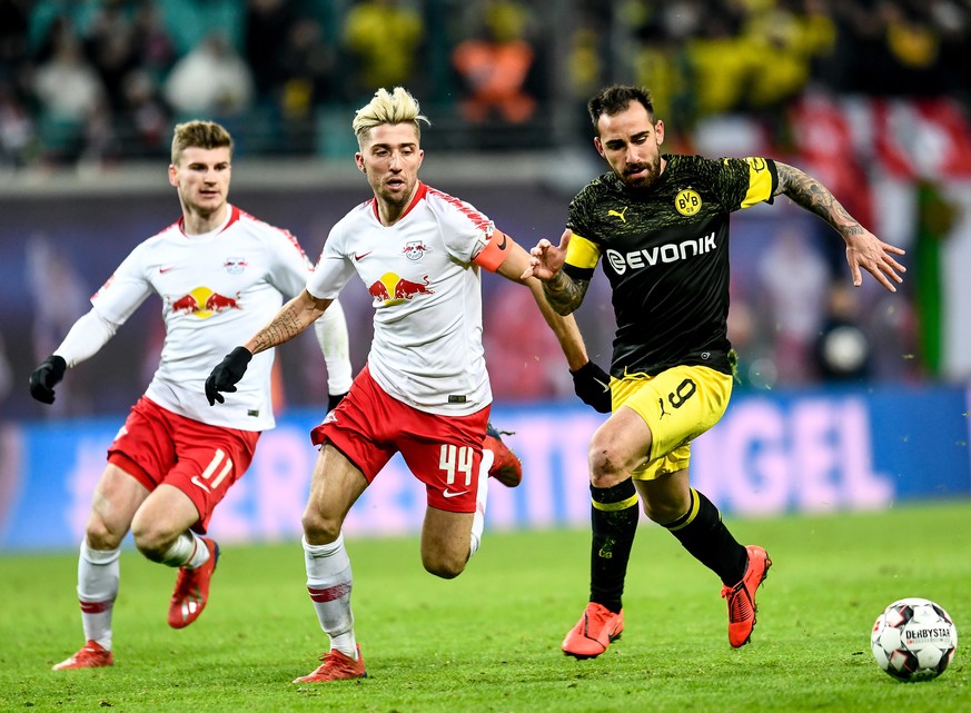 epa07301229 Leipzig&#039;s Timo Werner (L) and Leipzig&#039;s Kevin Kampl (C) in action against Dortmund&#039;s Paco Alcacer during the German Bundesliga soccer match between RB Leipzig and Borussia D ...