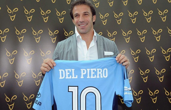 epa03384380 Italian forward Alessandro Del Piero poses for photographers with his new jersey of Australian soccer club Sydney FC during a press conference in Turin, Italy, 05 September 2012. Del Piero ...