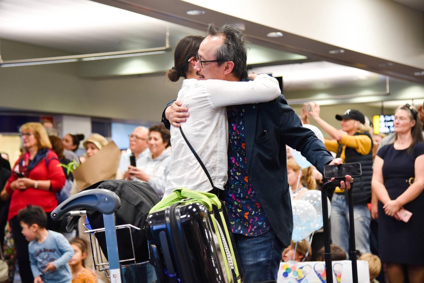NZ TRAVEL BUBBLE WELLINGTON ARRIVALS, Families and loved ones embrace after landing on the first Air New Zealand flight to land in Wellington on the first day of the trans-Tasman bubble, Monday, April ...