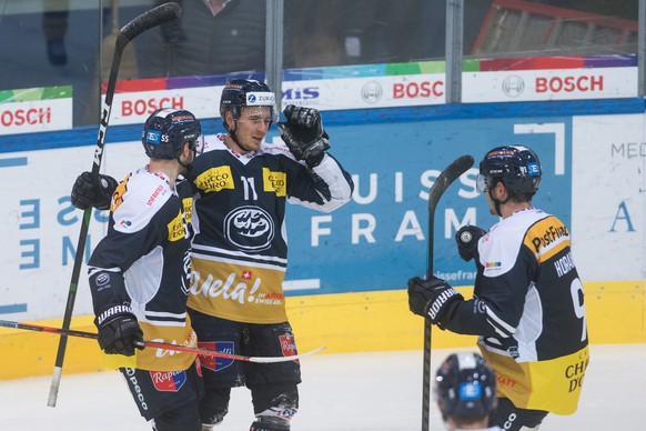 Ambri&#039;s player Johnny Kneubuehler, center, celebrates with teammates the 1-0 goal, during the match of National League A (NLA) Swiss Championship 2020/21 between HC Ambri Piotta and HC Davos at t ...