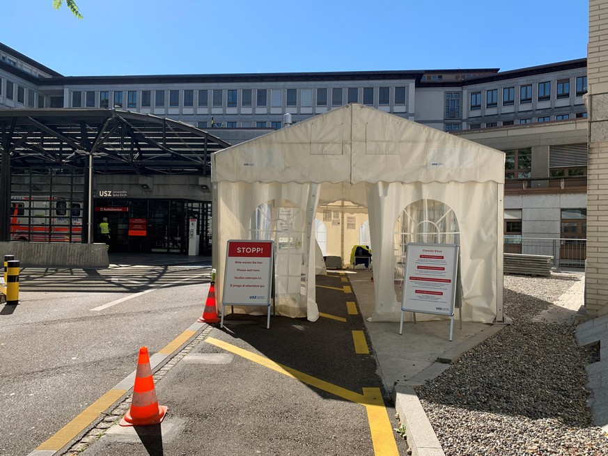 Prätriage-Zelt auf dem Vorplatz: Momentan lassen sich etwa 200 Personen täglich am Universitätsspital Zürich auf das Coronavirus testen.