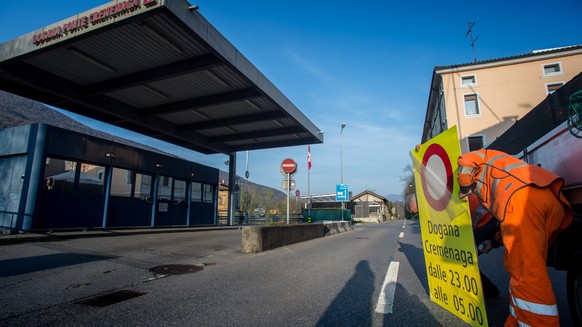 Eine Tafel an der Grenze der Cremenaga Bruecke, Ponte Cremenaga, signalisiert den durchfahrenden, dass ab April der Grenzuebergang jeweils in der Nacht zwischen 23:00 Uhr und 05:00 Uhr geschlossen ble ...