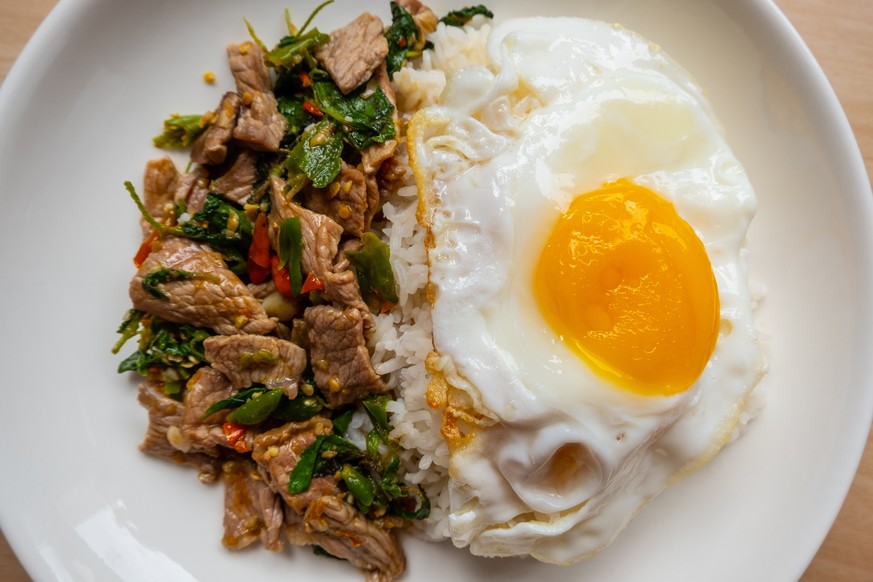 bai krapau krapao rindfleisch basilikum chili spiegelei thailand thai essen food fleisch kochen asien