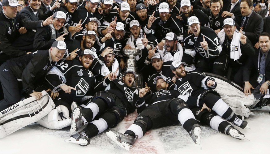 Los Angeles Kings pose for a team photo with the Stanley Cup after defeating the New York Rangers in Game 5 of their NHL Stanley Cup Finals hockey series in Los Angeles, California, June 13, 2014. REU ...