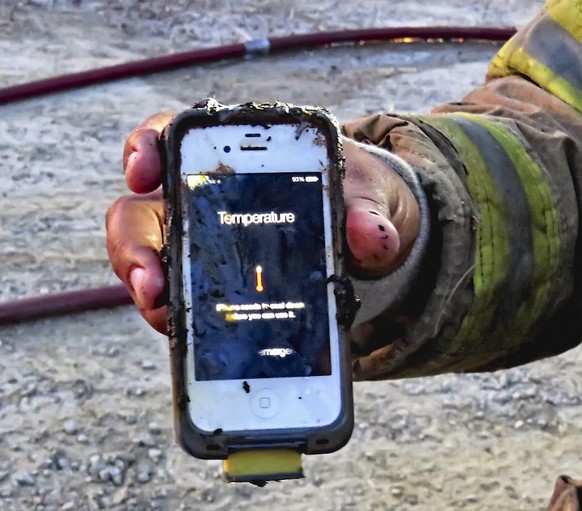 Dieses iPhone mit Schutzhülle wurde aus einem brennenden Auto gerettet. Die Temperaturwarnung lief noch.