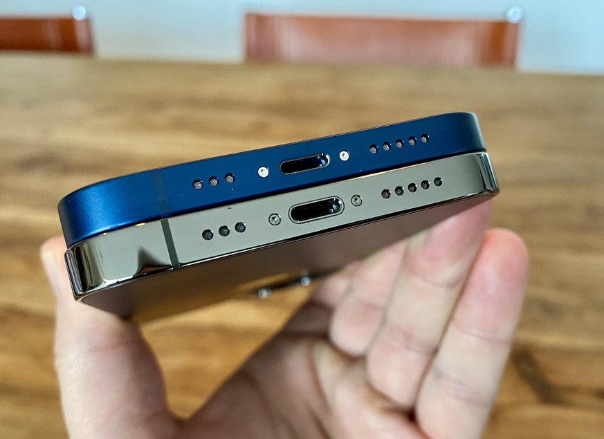 Achtung, Kratzgefahr! Die Kamera-Ausstülpung des blauen iPhone 12 ist aus Saphirglas und könnte beim Verrutschen den Bildschirm des iPhone 12 Pro verkratzen.