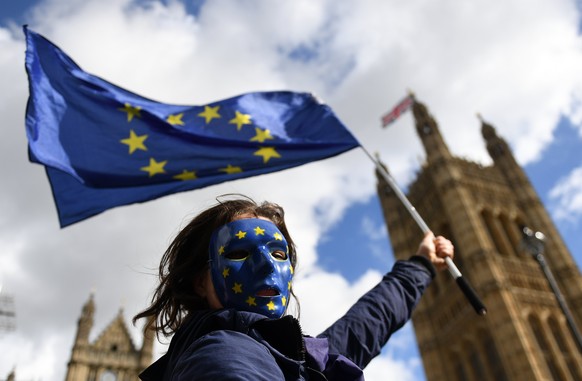 epa06198448 Pro-EU protester demonstrates outside parliament in London, Britain, 11 September 2017. Protesters campaigned against the government&#039;s EU Withdrawal Bill. British Parliament resume de ...