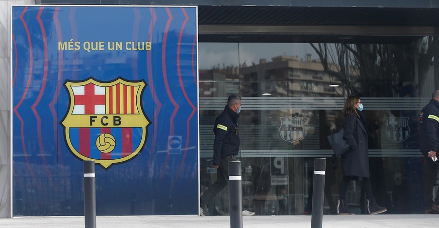 epa09044354 Members of Mossos d&#039;Esquadra regional police&#039;s Economic Offences Unit arrives to Spanish soccer club FC Barcelona&#039;s headquarters to raid the offices amid the investigation o ...