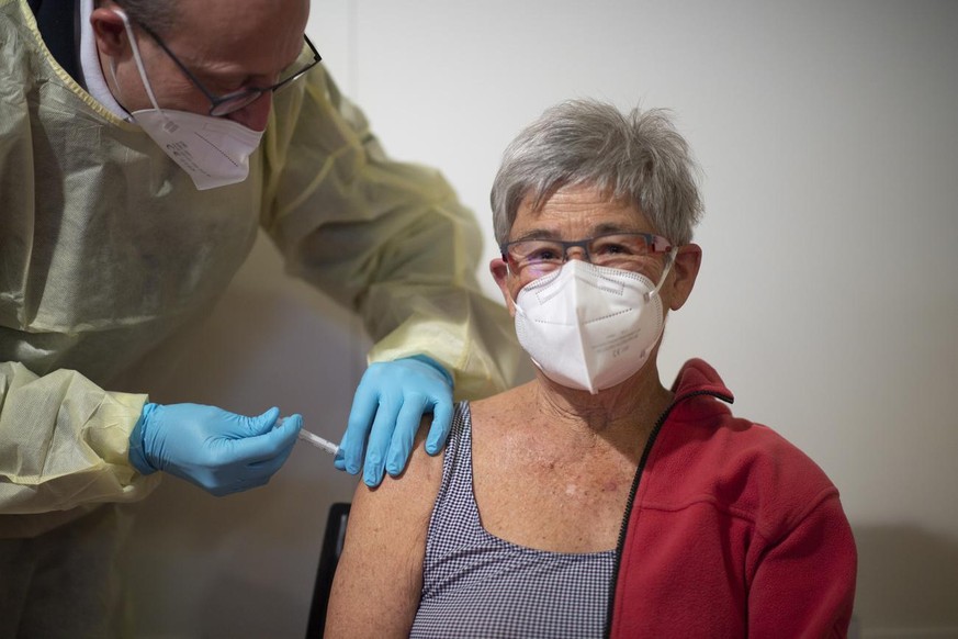Ärmel hoch, Spritze her: Eine Frau lässt sich in Davos (GR) impfen.