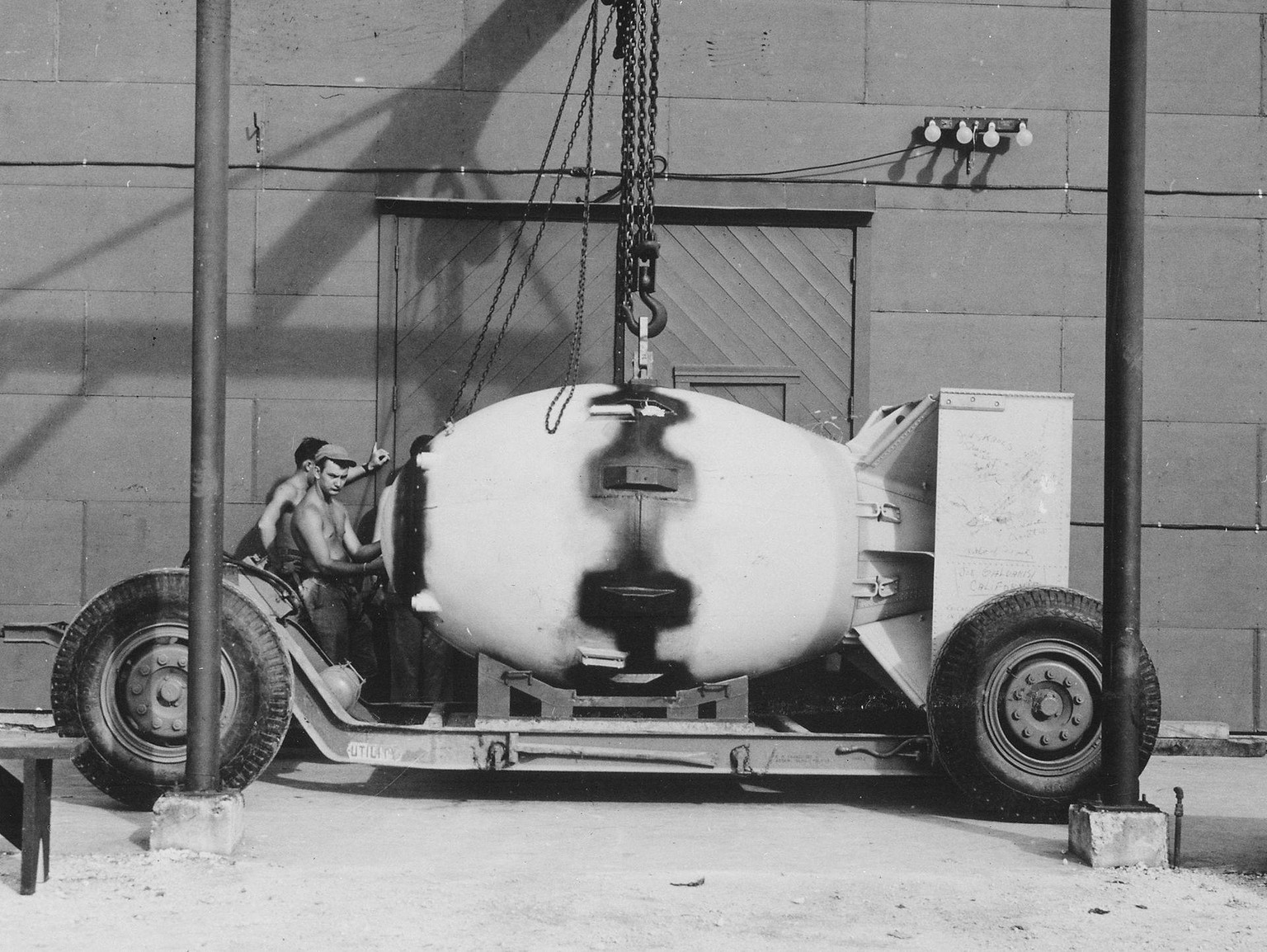Der amerikanische Physiker Robert Oppenheimer skizzierte bereits 1944 eine grobe Skizze der Atombombe, die Zehntausenden Menschen das Leben kosten würde. Im Bild: Die Fat-Man-Bombe wird für den Angrif ...