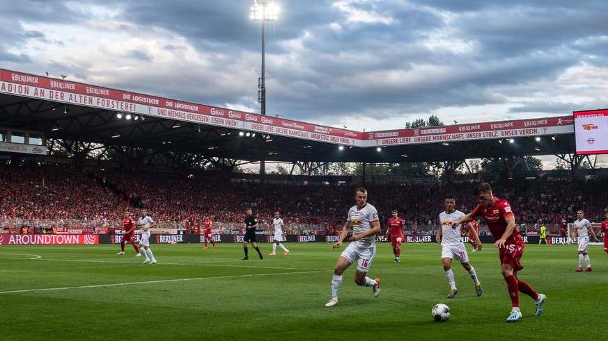 epa07779677 Leipzig&#039;s Lukas Klostermann (L) in action against Union&#039;s Union&#039;s Marius Buelter during the German Bundesliga soccer match between FC Union Berlin and RB Leipzig in Berlin,  ...