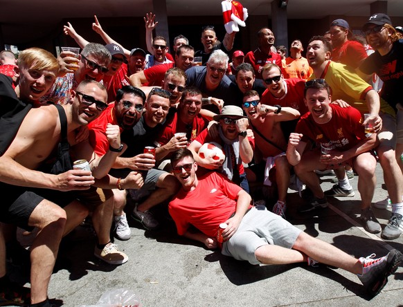 epa07617351 Liverpool soccer fans gather at Felipe II square in Madrid, Spain, 01 June 2019. A fan zone has been placed at the square for Liverpool fans to gather before heading to the Wanda Metropoli ...
