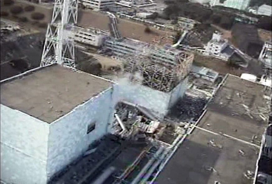 epa02682281 A handout picture taken 10 April and released on 11 April 2011 by Tokyo Electric Power Co (TEPCO) shows the reactor building of Unit 1-2 at Fukushima Daiichi Nuclear Power Station in Fukus ...